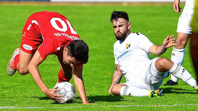 Einsatz: Sandro D&lsquo;Accurso (rechts) im Zweikampf mit dem Bahlinger Roman Angot, der sich nicht mehr auf den Beinen halten kann. Am ...