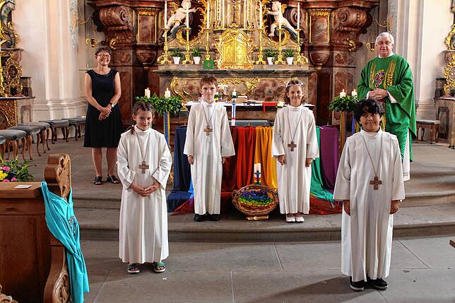 Mariä Himmelfahrt Tiengen: Vier Kinder aus der katholischen Pfarrgemeinde Mariä Himmelfahrt in Tiengen haben im kleinen Kreis ihre erste ...
