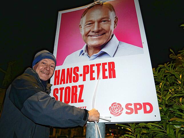 Bild 5: Wer zuerst kommt, klebt zuerst: Eine Nacht unter Wahlkampfhelfern