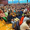Volles Haus: In der Bodanrückhalle hören sich Bürger als Allensbach, Hegne und der Region an, dass der B33-Ausbau nun noch viel länger ...