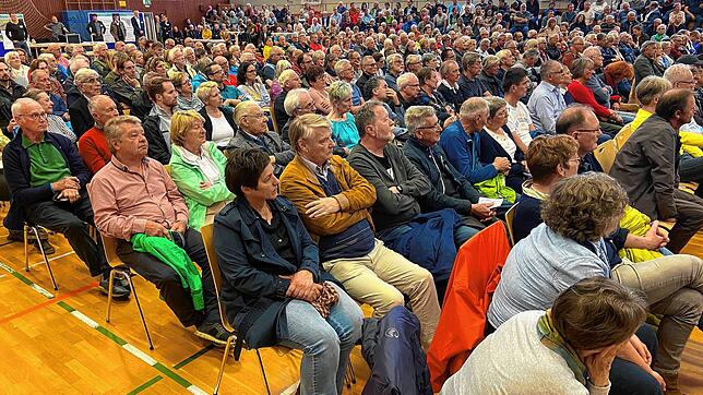 Volles Haus: In der Bodanrückhalle hören sich Bürger als Allensbach, Hegne und der Region an, dass der B33-Ausbau nun noch viel länger ...