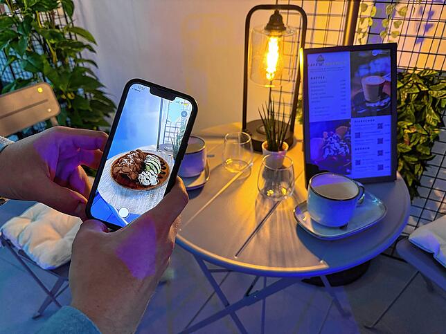 Das ist mit einer App möglich: Die gewählte Speise in einem Restaurant erscheint schon vor Bestellung auf dem Tisch.