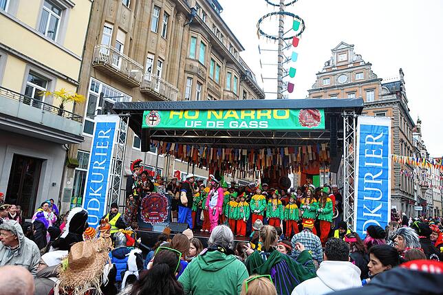 Bild 1: Straßenfasnacht 2025 in Konstanz: Narren erobern die Marktstätte – Die Highlights in Bildern!