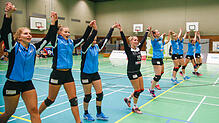 Nach dem 3:0 gegen Bad Vilbel feiern die Villinger Volleyballerinnen gemeinsam mit den Zuschauern den ersten Sieg. Bild: Joachim Klein