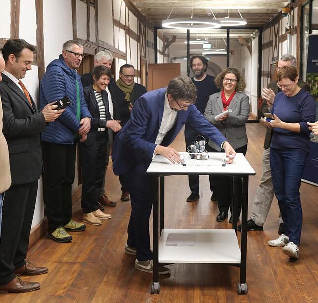 Studienleitung Brigitte Mergenthaler-Walter (Dritte von rechts) mit den Lehrern Patrick Polzer und Stephan Hoheisel (Mitte) in den ...