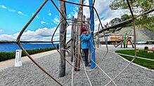 So müssen Spielplätze beschaffen sein: Die Kinder erkunden intuitiv die Spielgeräte, testen ihre persönliche Grenze aus, ohne sich dabei ...