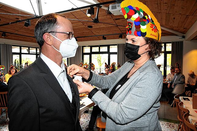 Coronakonform: Zunftmeisterin Birgit Beck steckt Heiko Frick die Nadel als neuem Narrenrat an.