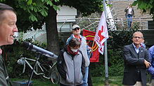 Die 1.-Mai-Kundgebung in Rheinfelden mobilisierte nur wenig Teilnehmer. DGB-Kreisvorsitzender Thomas Schwieger (links) eröffnete die ...