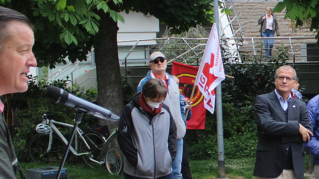 Die 1.-Mai-Kundgebung in Rheinfelden mobilisierte nur wenig Teilnehmer. DGB-Kreisvorsitzender Thomas Schwieger (links) eröffnete die ...