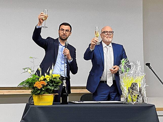 Pierrick Ducimetiere (links) und Rainer Stolz stießen mit allen Gästen auf die Erneuerung des Freundschaftsbündnisses an.