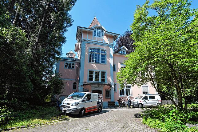 Die ehemalige Fabrikantenvilla der Textilfirma Herosé wurde 1860 erbaut und 1904 erweitert.