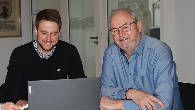 Patrick Haas, der künftige Bürgermeister von Hüfingen (links), und Mönchweilers Bürgermeister Rudolf Fluck besprechen 2023 die Umsetzung ...
