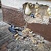 Noch deutlich sichtbar sind die Spuren des Unfalls in der Doktor-Karl-Ott-Straße in Mainwangen. Das Loch in der Wand ist groß, im ...