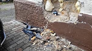 Noch deutlich sichtbar sind die Spuren des Unfalls in der Doktor-Karl-Ott-Straße in Mainwangen. Das Loch in der Wand ist groß, im ...