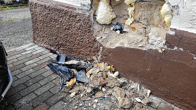 Noch deutlich sichtbar sind die Spuren des Unfalls in der Doktor-Karl-Ott-Straße in Mainwangen. Das Loch in der Wand ist groß, im ...