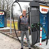 Geschäftsführer des Obi-Baumarktes in Waldshut-Tiengen Ludger vom Felde genannt Imbusch vor den neuen Ladesäulen auf dem Obi-Parkplatz.