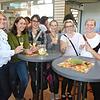 Sie sind die Zukunft des Landfrauenvereins, wissen aber die Vergangenheit zu feiern (von links): Marina Rosenstiel, Simone Schürmann, ...