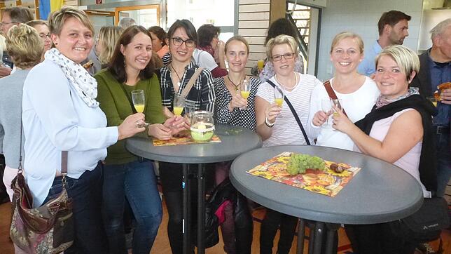 Sie sind die Zukunft des Landfrauenvereins, wissen aber die Vergangenheit zu feiern (von links): Marina Rosenstiel, Simone Schürmann, ...