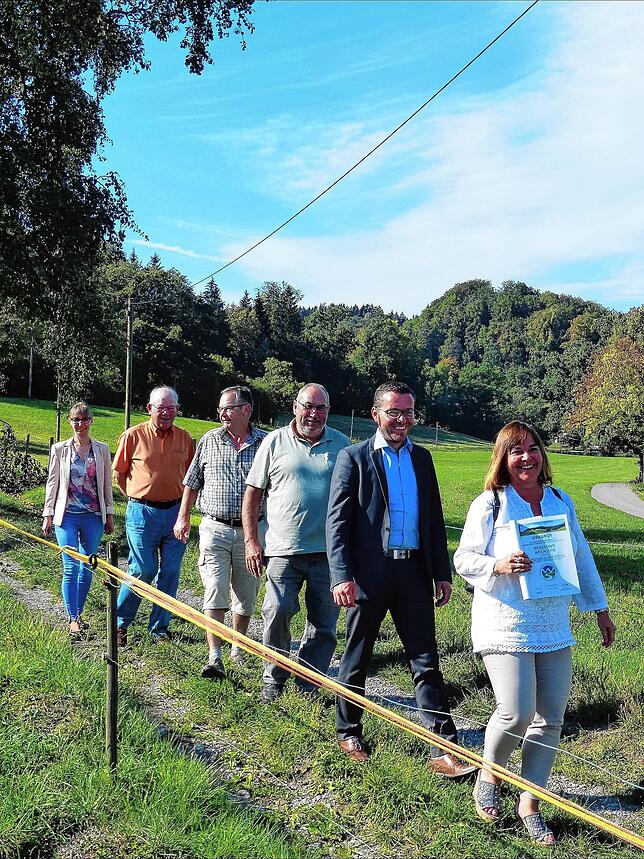 Sie freuten sich im vergangenen Herbst über die Rezertifizierung des Premiumwanderwegs im Deggenhausertal (von vorn): Sylvia Westermann, ...