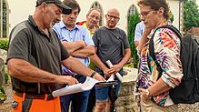 Bauhofleiter Michael Lüber (links) erläuterte Mitgliedern des Gemeinderats die Planungen der Grabgestaltung auf dem Friedhof in ...