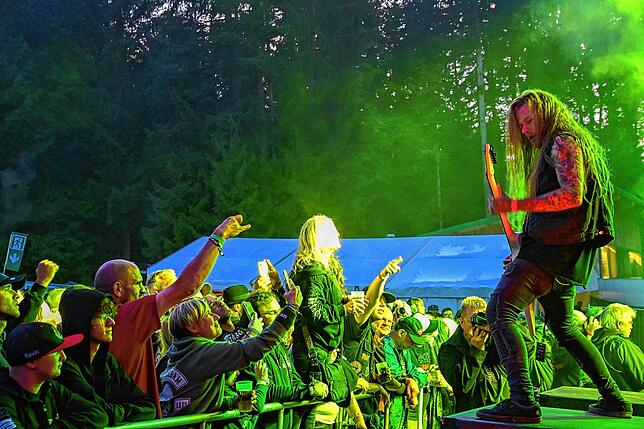 Bild 1: Bilder vom Metalacker: &bdquo;Rage&ldquo; versetzt die Fans der härteren Musik-Gangart in Begeisterung
