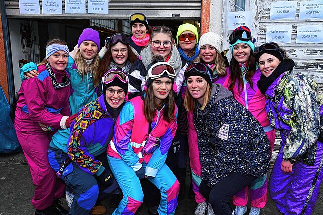 Die Handballdamen des HSG Baar haben sich das richtige Kostüm ausgesucht und sind bei der Eiseskälte in warme Skijacken geschlüpft.