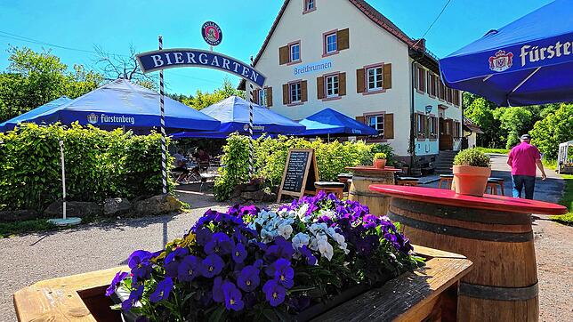 Der gemütliche Biergarten ist Anziehungspunkt für alle, die gerne im Freien Speisen und Getränke genießen.