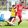 Gemeinsam versuchen Istref Sejdija (links) und Dominik Riesle von der SG Eintracht Neukirch-Gütenbach, den Geisinger Fabian Federle zu ...