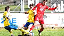 Gemeinsam versuchen Istref Sejdija (links) und Dominik Riesle von der SG Eintracht Neukirch-Gütenbach, den Geisinger Fabian Federle zu ...