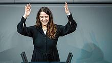 Heike Heubach steht vor Beginn der Sitzung des Bundestags für ein Foto am Rednerpult. Ihre Reden will sie in Gebärdensprache halten.
