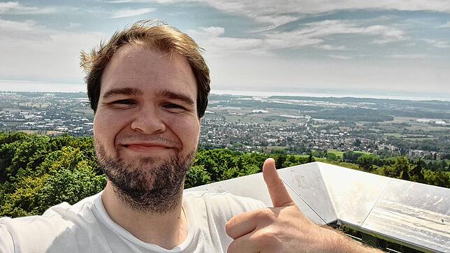 SÜDKURIER-Reporter Daniel Vedder auf dem Gehrenbergturm.