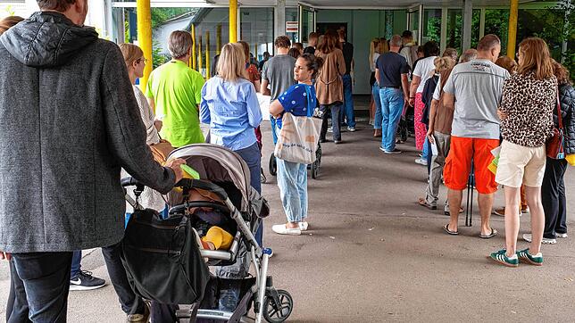 (Archivbild) Lange Schlangen vor den Wahllokalen wie hier im Juni bei der Grundschule Sonnenhalde: Die Bundestagswahl soll mit weniger ...