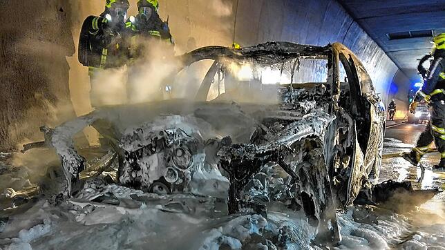 Das ausgebrannte Fahrzeug im Pfändertunnel.