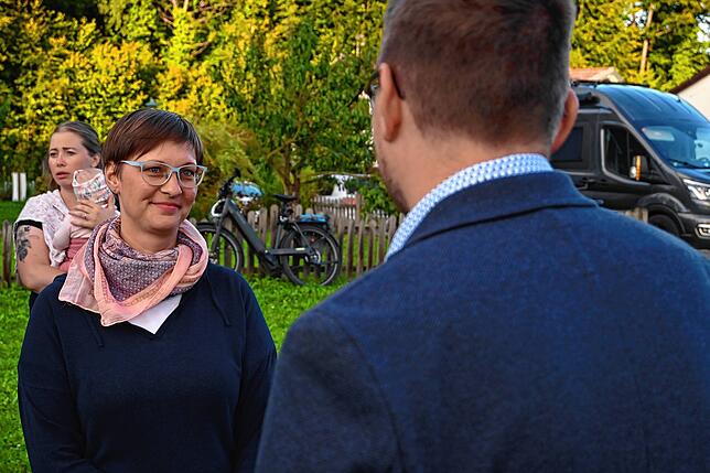 Carina Mensinger, Vorsitzende des Elternbeirats spricht mit Manuel Strasser über U3-Betreuung.