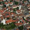 Auf diesem Luftbild von 2010 ist das Sanierungsgebiet Innenstadt zu sehen: Links unten das Bischofsschloss, rechts das Markdorfer ...