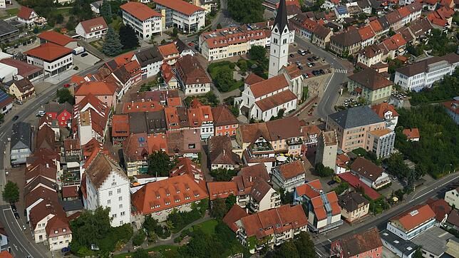 Auf diesem Luftbild von 2010 ist das Sanierungsgebiet Innenstadt zu sehen: Links unten das Bischofsschloss, rechts das Markdorfer ...