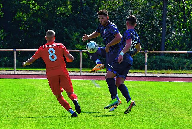 Bild 8: VfB Waldshut gewinnt das Derby beim FC Tiengen 08 mit 3:1 &ndash; und wir haben Bilder!