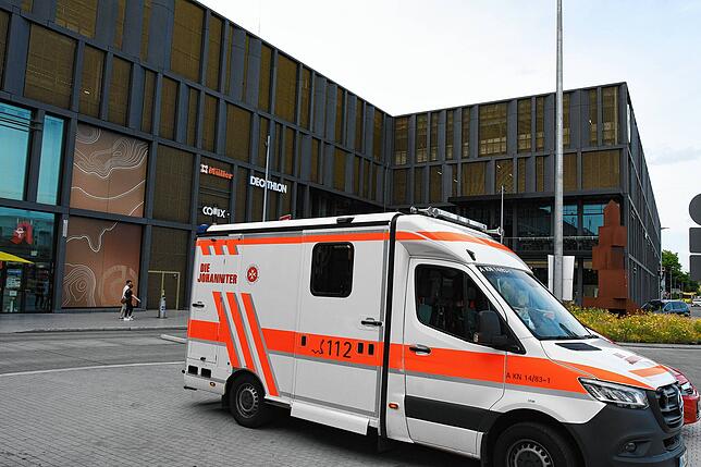 Einsatz des Rettungsdienstes am Einkaufszentrum Cano in der Singener Innenstadt. Im Inneren des Gebäudes war im Juni ein junger Mann aus ...