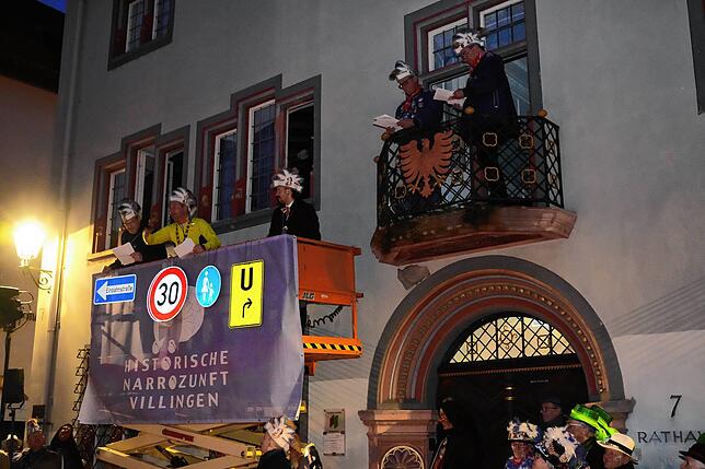 Bild 13: Fasnet Villingen: Die Narren holen sich ihren Rathausschlüssel vom OB