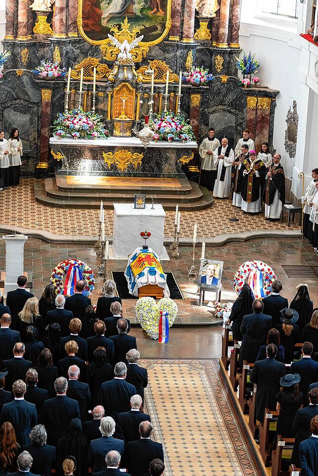 Bild 26: Abschied von Heinrich Fürst zu Fürstenberg: Besucher auf dem Weg in die Donaueschinger Stadtkirche