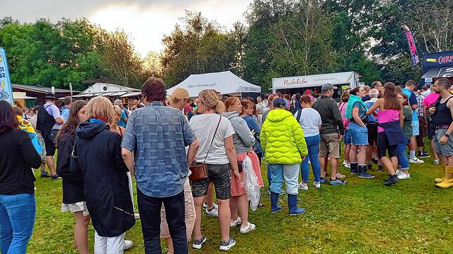 Nach der Evakuierung kehrten tausende Besucher auf das Festivalgelände zurück, hatten Hunger und Durst und entsprechend lang war die ...