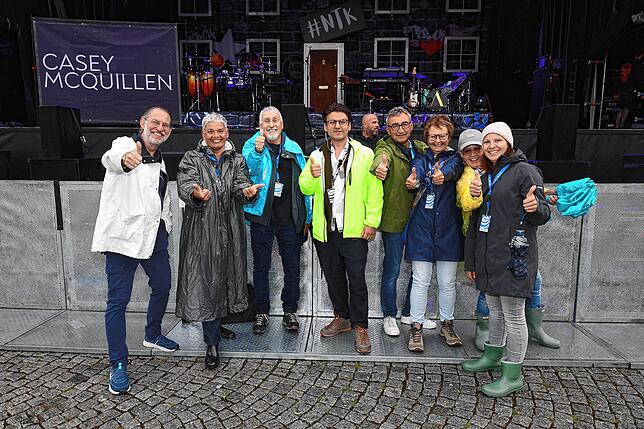 Redakteur Matthias Biehler mit den SÜDKURIER-Gewinnern Christine und Leo Englert, Kokon-Geschäftsführer Xhavit Hyseni, Ralf und Sonja ...