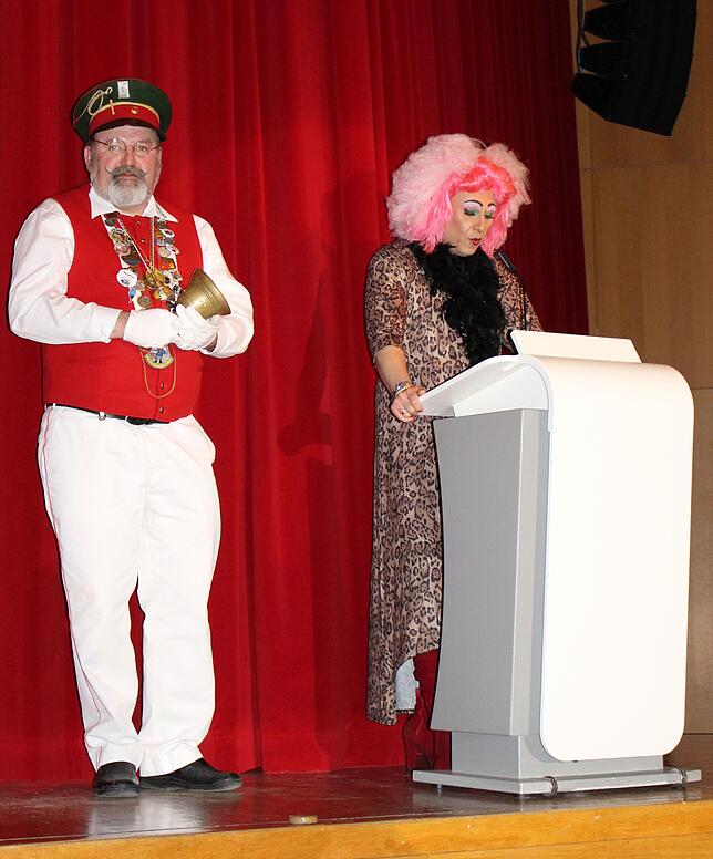 Bild 2: Auf dem Kugler-Kiez nachts um halb eins: Frech-frivole Auftritte machen den Zunftball der Stegstrecker in der Stadthalle Pfullendorf zu einem großen Vergnügen