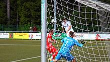Julian Eckert (SV Hinterzarten) köpft das 1:0 für den Aufsteiger, Torwart Marco Anders ist ohne Abwehrchance.