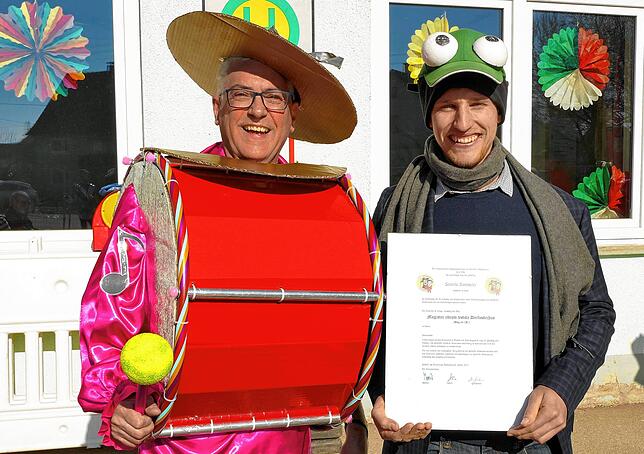 Präsident Thomas Deschler (links) mit Severin Rommeler, der die erfolgreiche Eignungsprüfung zum Bürgermeister schriftlich hat.