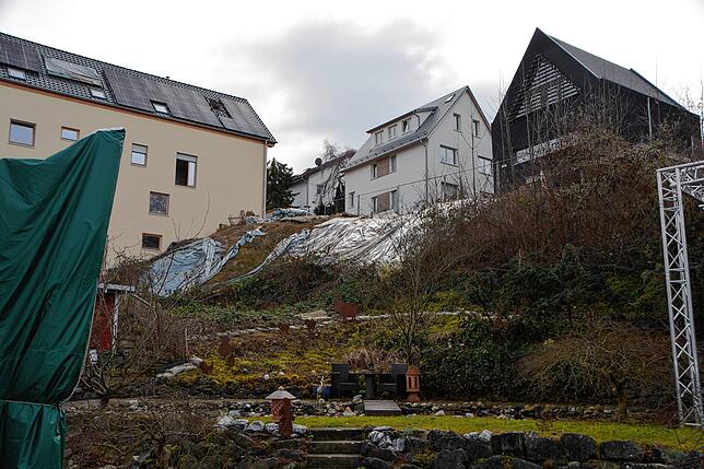 Im Februar 2024 wurde das unbebaute Grundstück mit Planen gegen Hangrutsch geschützt.