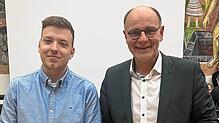 Daniel Seidl (links) verstärkt ab sofort die Fraktion der Grünen im Singener Gemeinderat. Oberbürgermeister Bernd Häusler verpflichtete ...