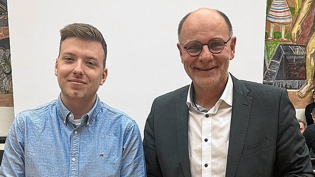 Daniel Seidl (links) verstärkt ab sofort die Fraktion der Grünen im Singener Gemeinderat. Oberbürgermeister Bernd Häusler verpflichtete ...