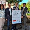 Beim 14. Stadtlauf werden (von links) Sophia Wolf und ihr Kampf gegen die Krankheit Mukoviszidose von Harald Rettenmaier von der AOK ...
