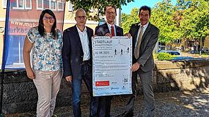 Beim 14. Stadtlauf werden (von links) Sophia Wolf und ihr Kampf gegen die Krankheit Mukoviszidose von Harald Rettenmaier von der AOK ...
